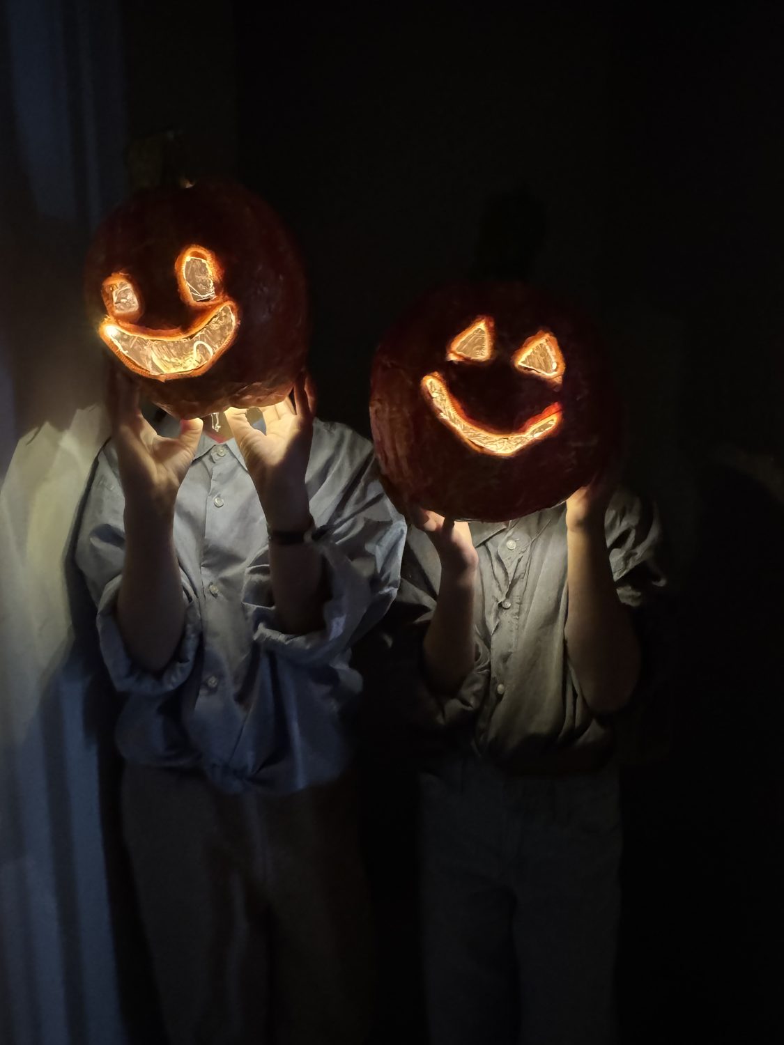 Verlichte creaties in het donker tijdens een creatieve avond