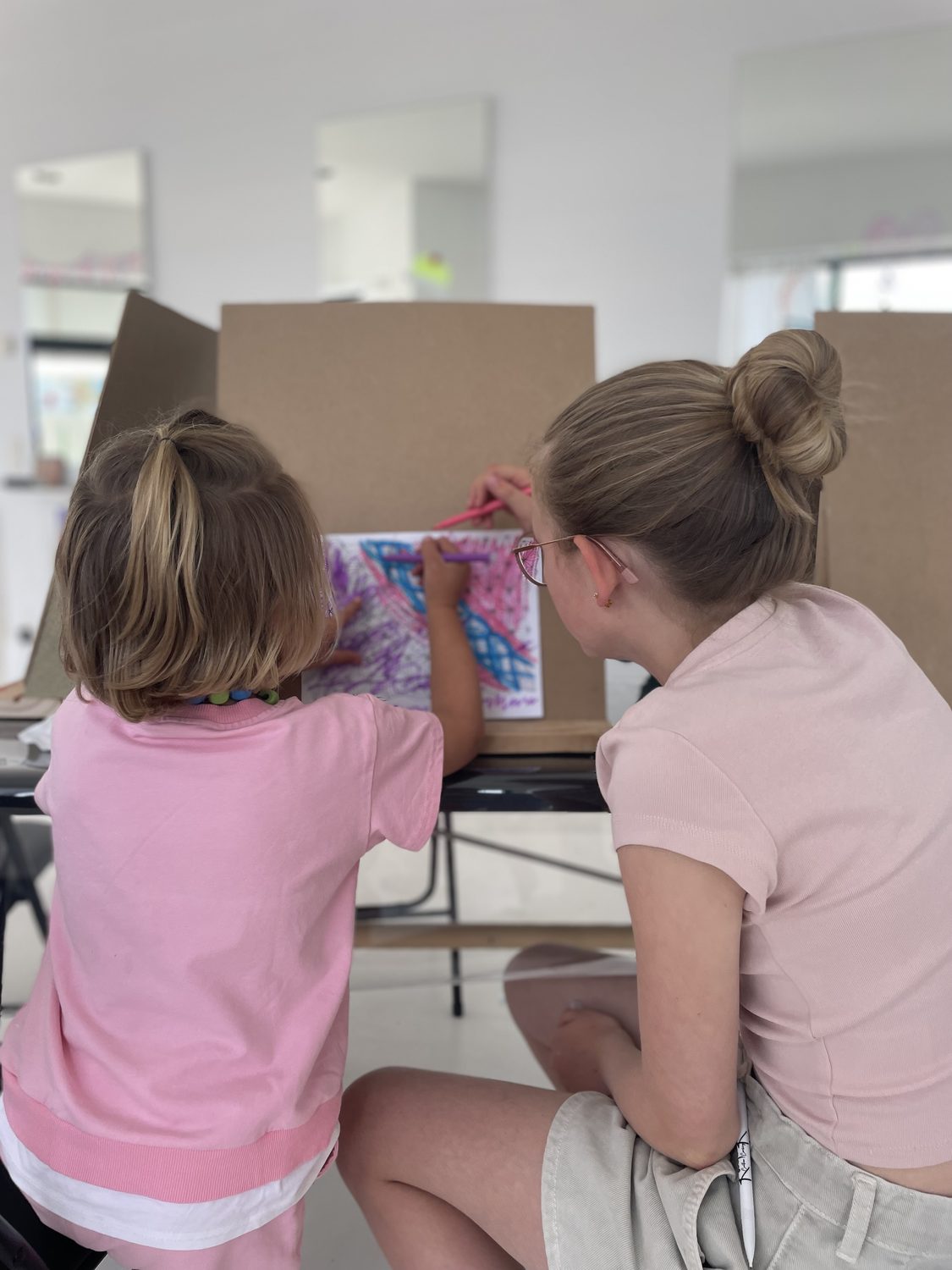 Kinderen schilderen aan schildersezels tijdens een creatief kamp