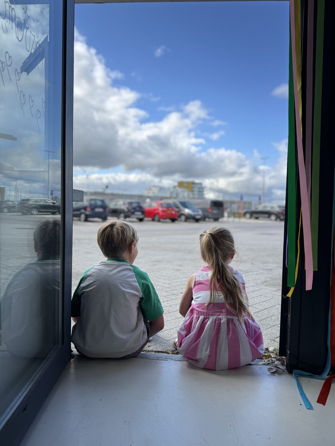 Kinderen kijken rustig naar buiten in het atelier