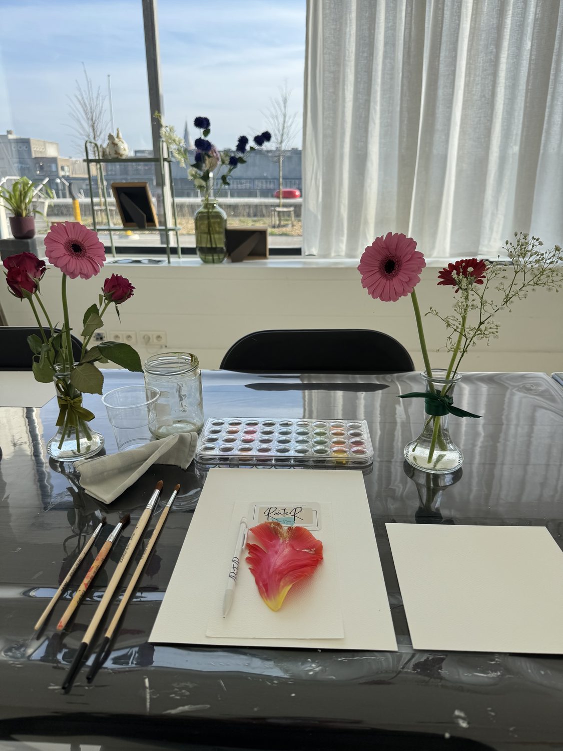 Rustig stilleven met bloemen en een geschilderd hart
