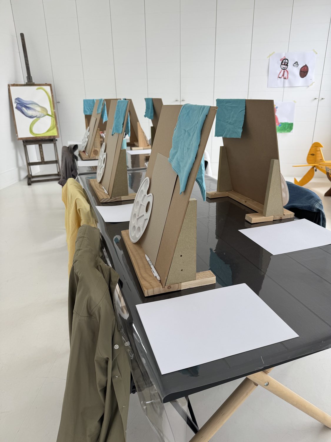 Schildersezels met werk van deelnemers tijdens een workshop